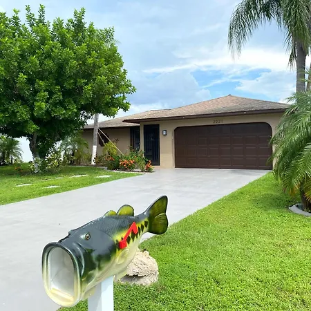 Cozy Coral Cottage With Tiki Hut, Mini Golf, Arcade And Grill